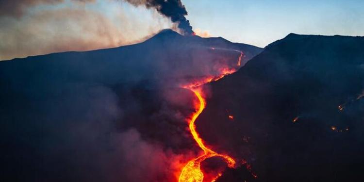 L'Etna manda in tilt l'aeroporto di Catania: niente voli fino alle 16 di giovedì, già 700 quelli saltati