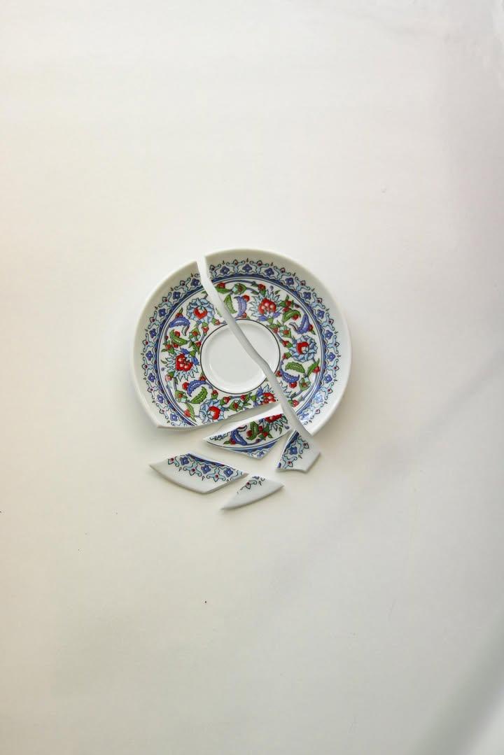 ♻️ Dove si buttano i cocci dei piatti di ceramica?