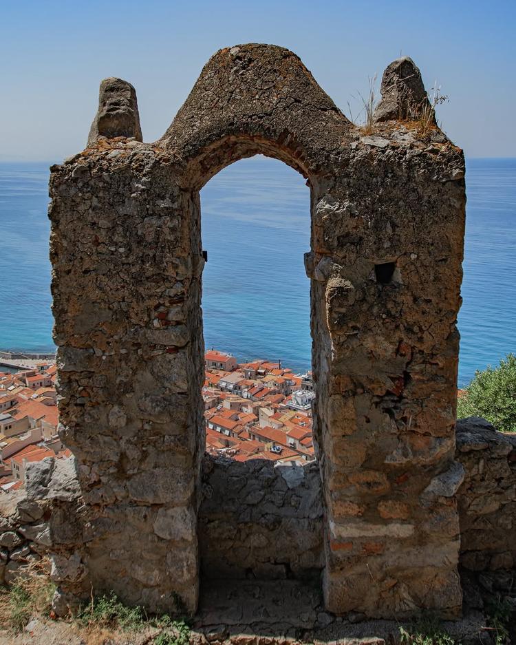 Uno sguardo dall’alto della Rocca di Cefalù: un punto di vista unico da cui ammirare questo arco affacciato sul mare e t...