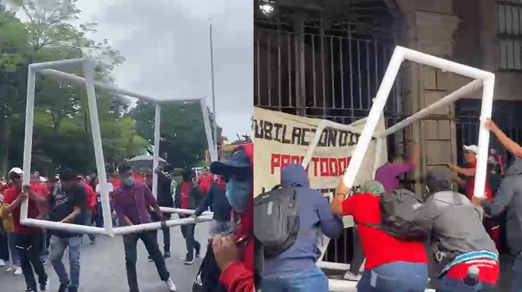 CNTE Cuernavaca HOY: Maestros intentan derribar el portón del Palacio de Gobierno de Morelos y lanzan cohetes