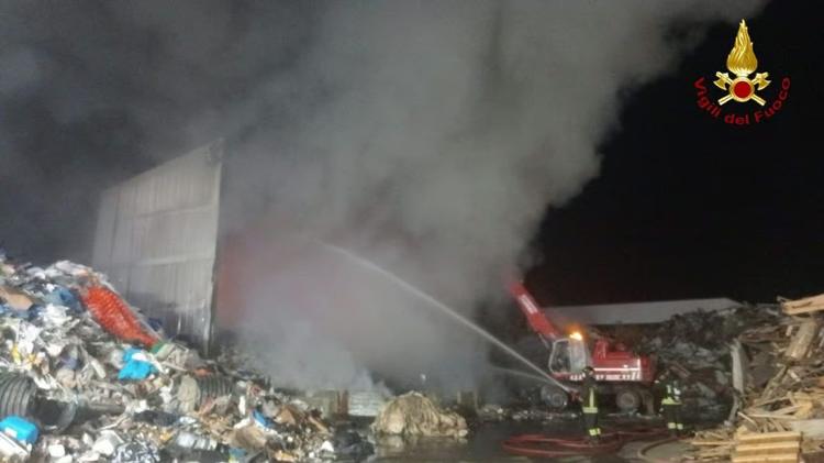 Rogo a Livorno in ditta di rifiuti, ‘tenere chiuse finestre, a scuola solo per esami’