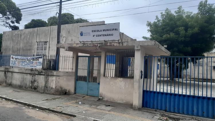 Professores de escolas municipais de Natal paralisam atividades em protesto por reposição salarial