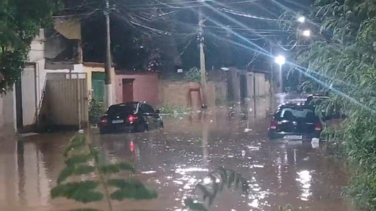 VÍDEO: Chuva provoca alagamentos e invade casas e comércios em Governador Valadares