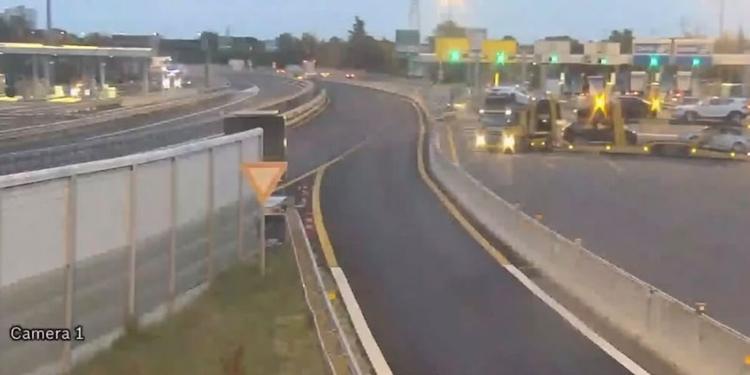 Inversione choc in autostrada: bisarca contromano al casello di Bologna. Patente revocata e mezzo sequestrato VIDEO