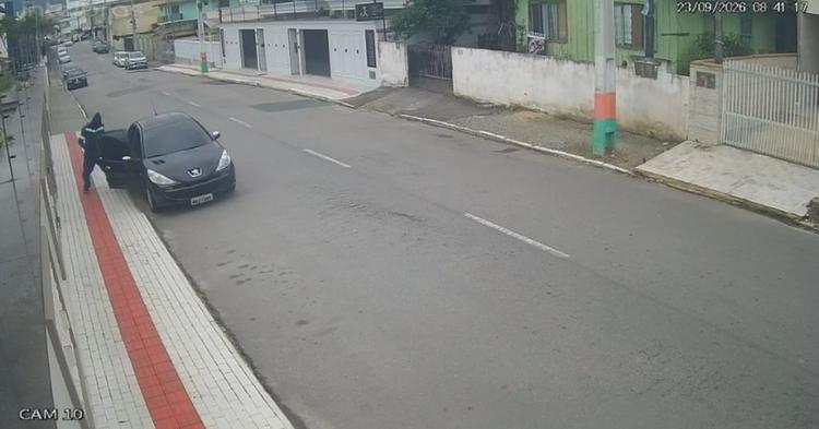 Vídeo: homens encapuzados invadem casa e roubam malas com joias e documentos em Camboriú