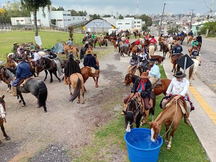 Cavalgada dos Metalúrgicos reúne 185 participantes e entrega troféu para destaques do tradicionalismo