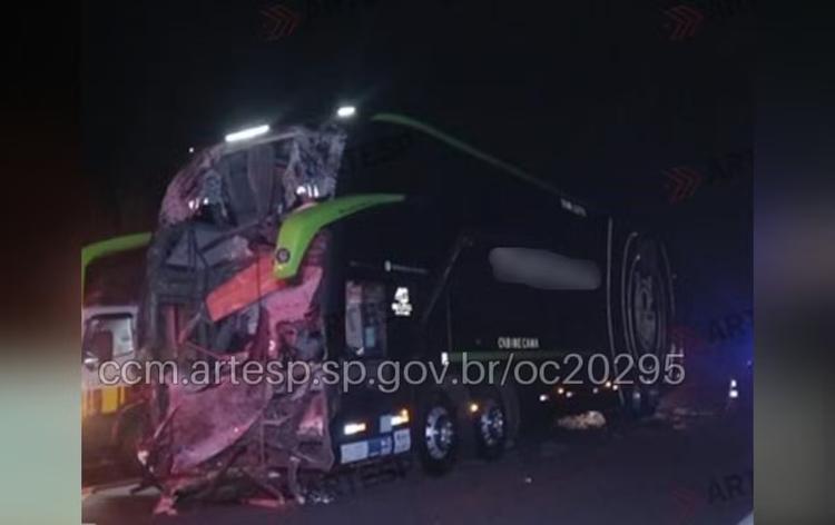 Batida entre ônibus e bitrem deixa duas pessoas mortas na Castello Branco em Porangaba