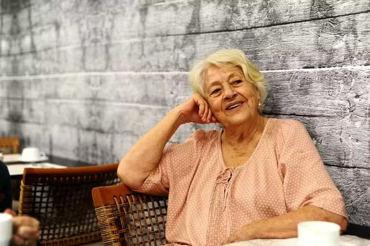 Adélia Prado sofre nova queda, mas passa bem durante recuperação em casa