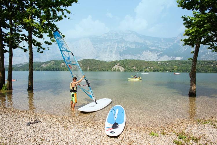 Il Garda o lo scenografico Molveno: lo specchio d'acqua per ogni attività