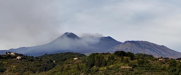 Etna, forte degassamento dal cratere di Nord-Est e tremore in aumento. L'aeroporto di Catania resta operativo