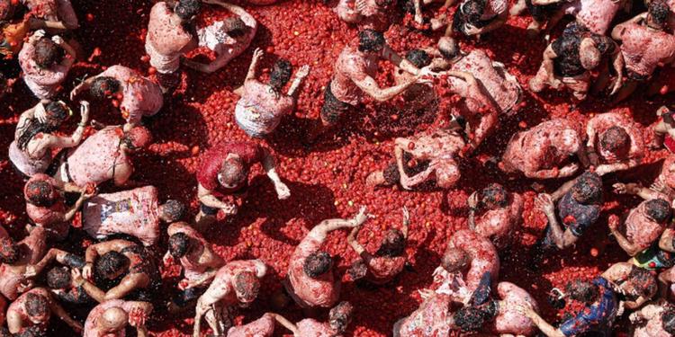 Un’ora di battaglia e 150mila chili di pomodori: il paese che ogni agosto diventa un fiume rosso. Torna la Tomatina di Buñol