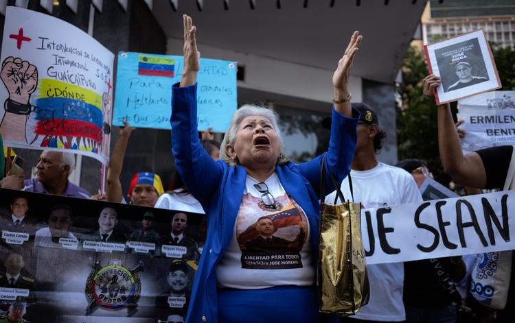 La madre del preso político José Moreno, Nancy Peñaloza, protesta frente al Palacio Legislativo, en febrero pasado.