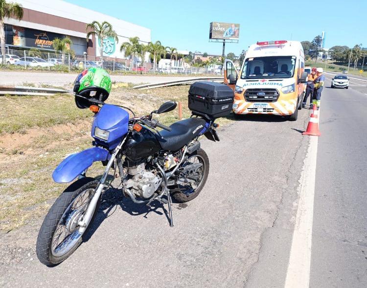 Motociclista é conduzido ao hospital após acidente no trevo da Grendene
