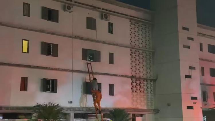 Incêndio atinge apartamento em Brasília e bombeiros retiram moradores de prédio; VÍDEO
