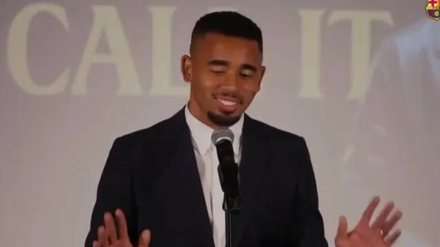 Gabriel Jesus solta palavrão em plena apresentação no Barcelona