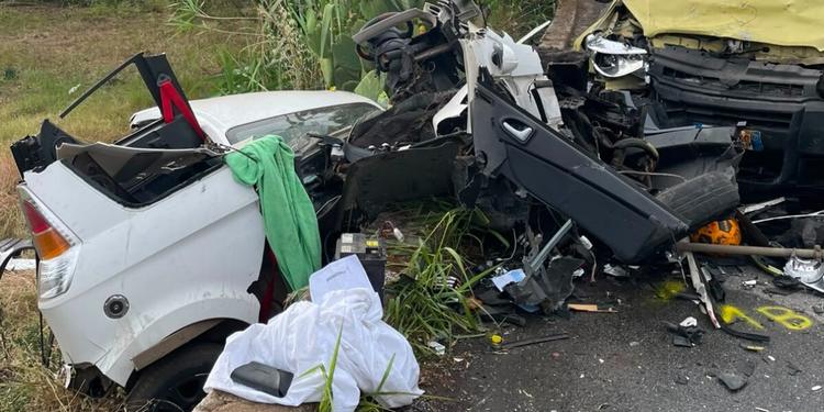 Terribile impatto tra Rizziconi e Castellace: minicar si accartoccia contro un furgone, tre feriti di cui due in codice rosso