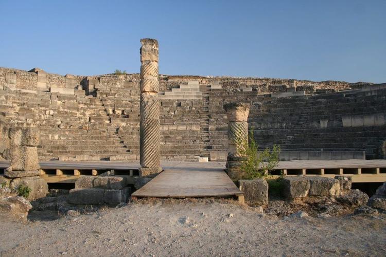 Teatro romano de Segóbriga, donde siguen llevándose a cabo representaciones teatrales clásicas.- Excursiones- Casas de Luján 