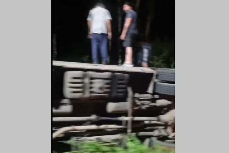 Ônibus sai da estrada e tomba em córrego na região do Moinho Preto, em Petrópolis