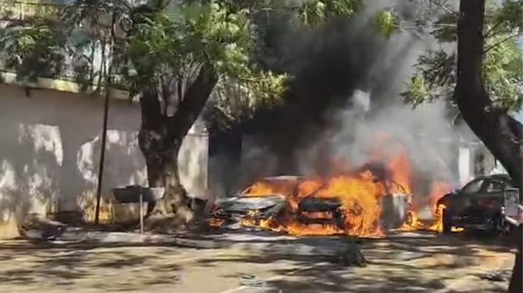 Incêndio atinge 3 carros e rede elétrica na Feira dos Importados, no DF; veja VÍDEO