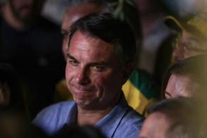 Imprensa internacional repercute fuga de Flávio Bolsonaro após derrota para Lula