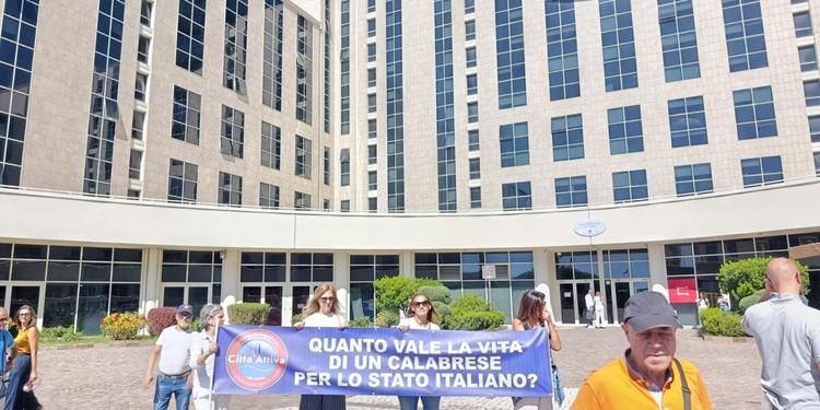 Sanità vibonese, la protesta arriva alla Cittadella: «Basta, non siamo figli di un Dio minore»