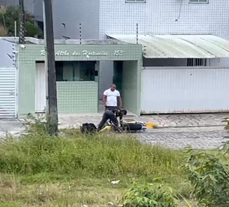 Motoboy é agredido durante entrega em condomínio de João Pessoa; VÍDEO