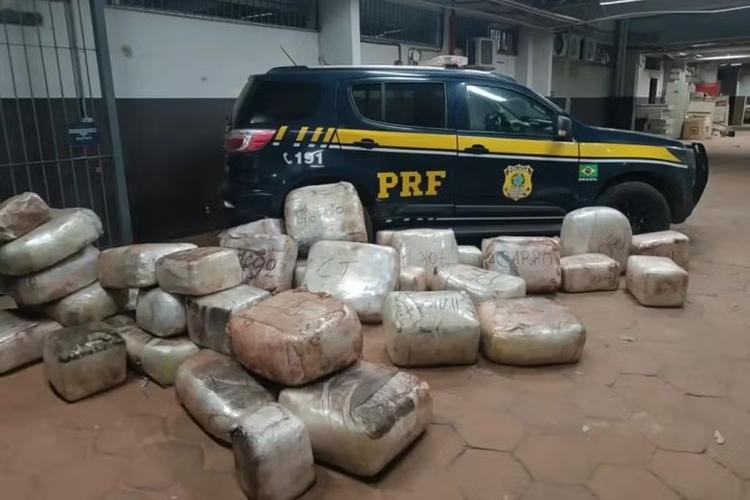 PRF apreende caminhão com mais de 550 kg de drogas na BR-262, em MS