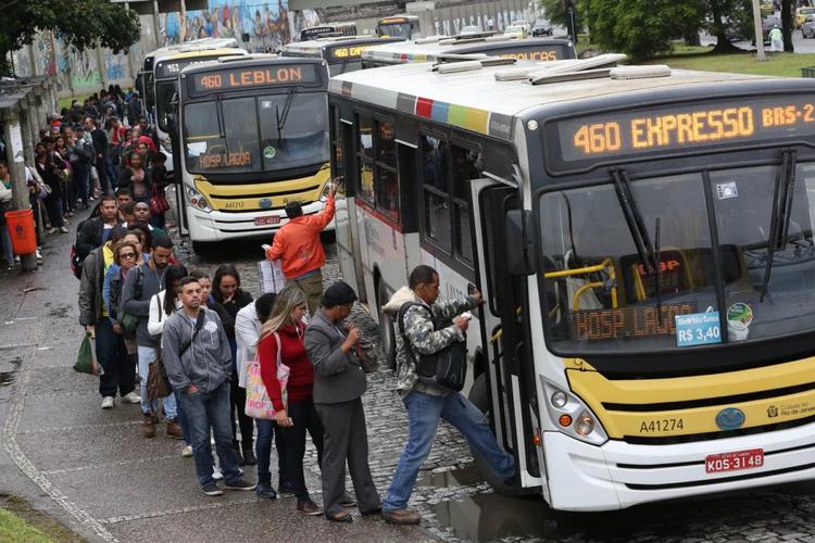 Ônibus lotados, insegurança e custos altos, rotina no Rio de Janeiro e outras grandes cidades (Foto: Custódio Coimbra)