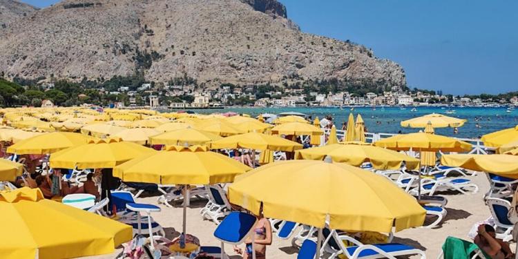 Spiaggia di Mondello, sospeso lo stop alla concessione: "Pericolo ordine pubblico"