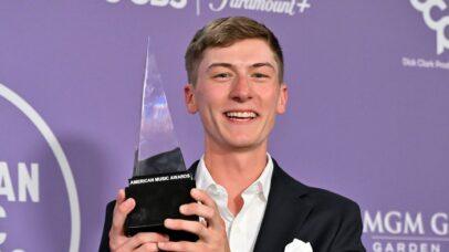 A vitória de Sam Barber na categoria ‘Artista Revelação Country’ no AMA 2026 mostra que os fãs estão prestando atenção