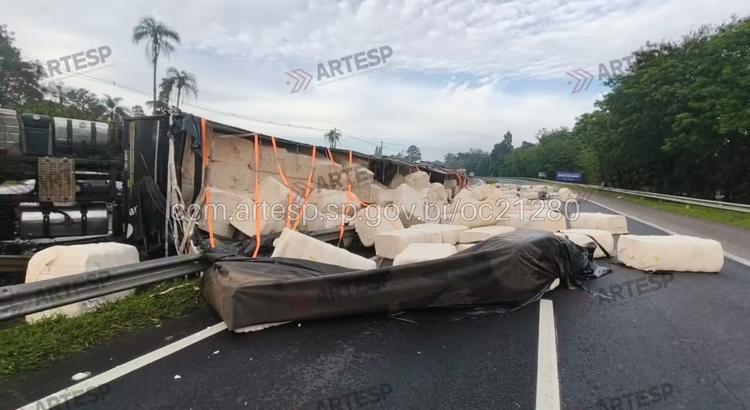 Carreta tomba e interdita a rodovia Raposo Tavares no interior de SP