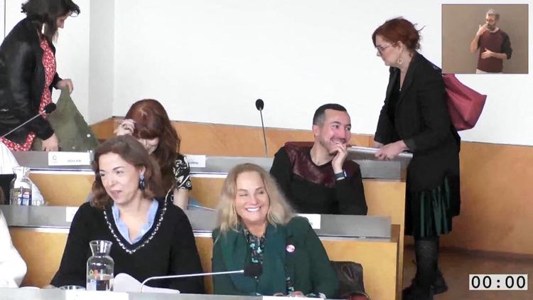 Les élues NUPES Alenka Doulain et Clothilde Ollier quittent le conseil de métropole sous les rires de leurs collègues.