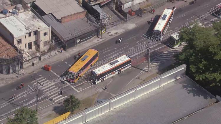 Ônibus atravessados são usados como barricada na Zona Norte do Rio