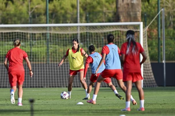 المنتخب الوطني النسوي يواصل استعداداته للقاء الجزائر