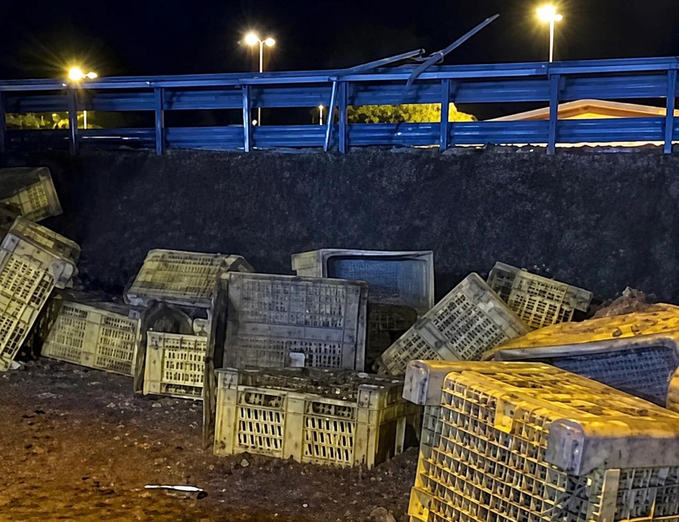 Tir perde il carico di pomodori a Sicignano: auto travolte e due feriti