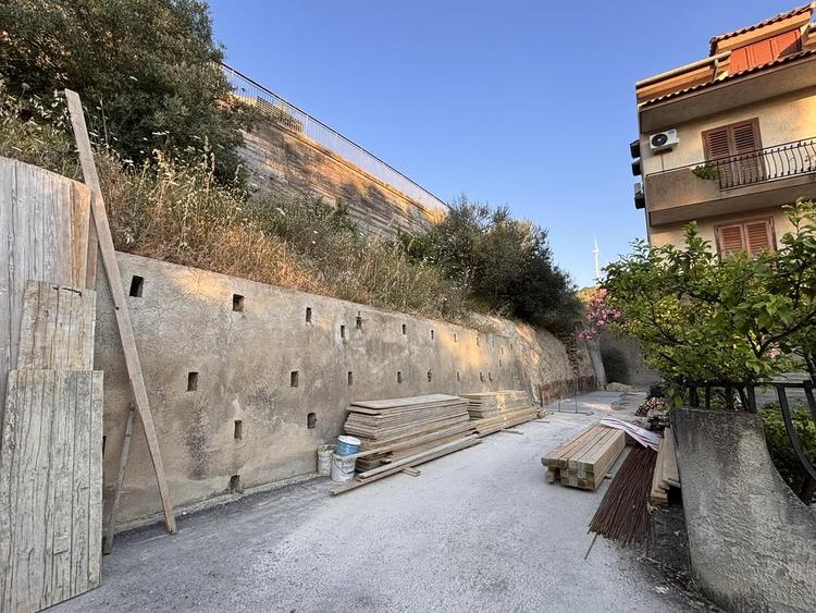 🚧 Iniziati i lavori di 𝐬𝐢𝐬𝐭𝐞𝐦𝐚𝐳𝐢𝐨𝐧𝐞 𝐝𝐞𝐥 𝐦𝐮𝐫𝐨 𝐝𝐢 𝐜𝐨𝐧𝐭𝐞𝐧𝐢𝐦𝐞𝐧𝐭𝐨 𝐝𝐢 𝐕𝐢𝐚 𝐝𝐞𝐢 𝐂𝐨𝐥...