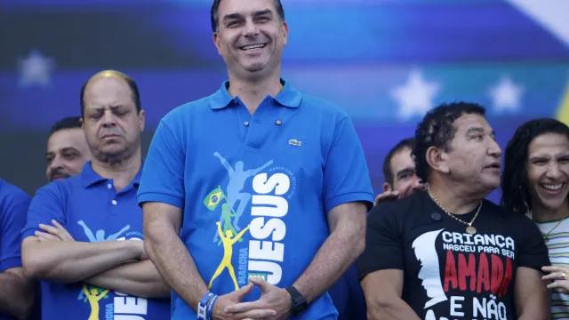 Meu vice será uma pessoa preparada e de preferência mulher, diz Flávio Bolsonaro