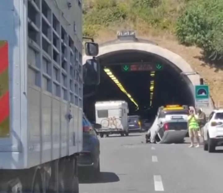 Incidente sull’A2 tra Contursi e Campagna: auto ribaltata e traffico in tilt