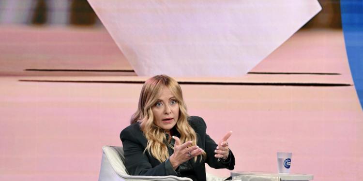 Meloni dopo Mattarella: «Classi più equilibrate, il tetto riguarda gli stranieri che non parlano italiano»