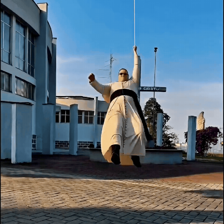 'Padre-Aranha'? Religioso viraliza com 'teia' e acrobacias em convite para missa em SC
