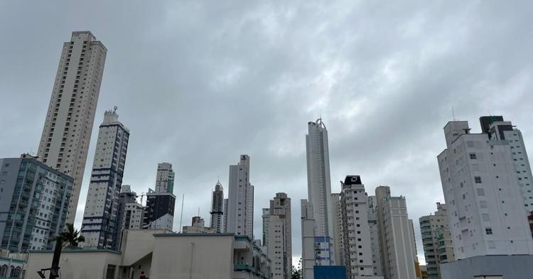 Frente fria se afasta, mas mantém temperaturas mais baixas e chuva em SC neste fim de semana