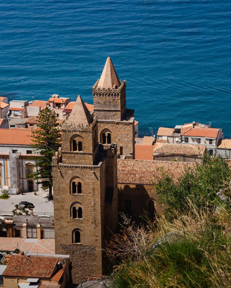Da quassù Cefalù mostra tutta la sua meraviglia. La maestosa Cattedrale incontra l’azzurro del mare in uno dei panorami ...