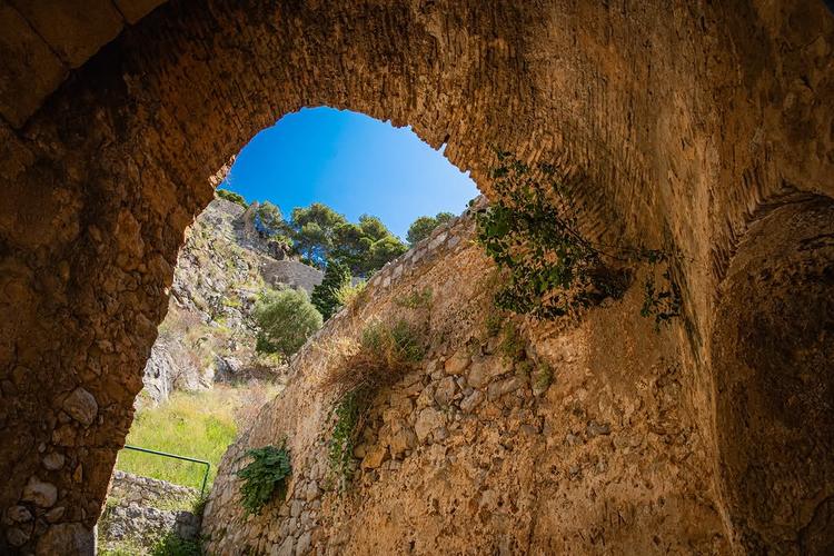 La bellezza si nasconde anche nei dettagli.✨ Sulla Rocca di Cefalù ogni pietra, ogni sentiero e ogni scorcio raccontano ...