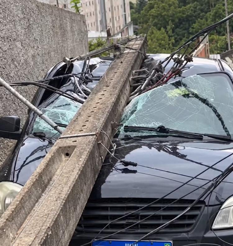 Ônibus bate em poste e estrutura cai sobre carro estacionado em Juiz de Fora
