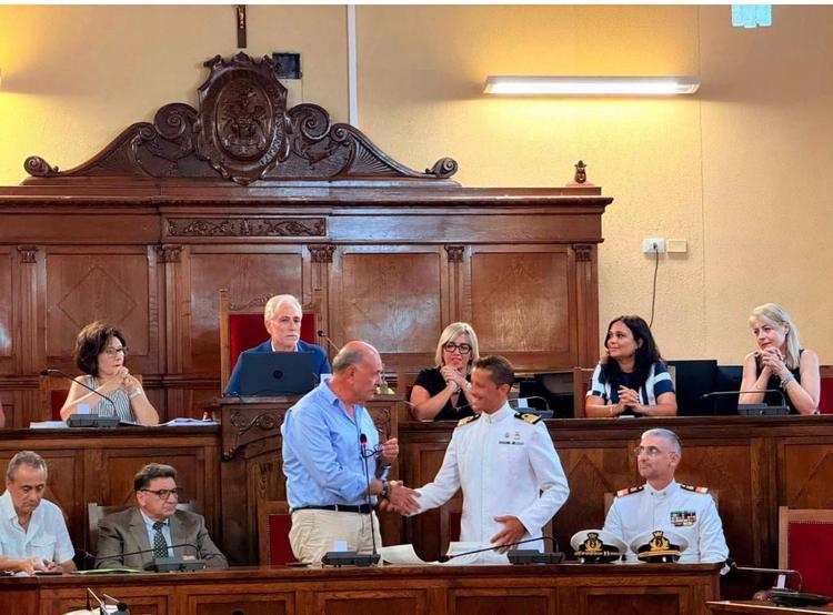Riconoscimento al merito al Capitano di Fregata Alessandro Sarro. L’11 settembre il passaggio di consegne alla Capitaneria di Porto