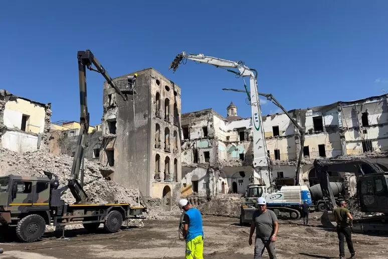Torre Annunziata, colpo a un simbolo della camorra: abbattuta torre di Palazzo Fienga