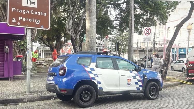 Homem é esfaqueado em praça no Centro de Vitória e socorrido em estado grave