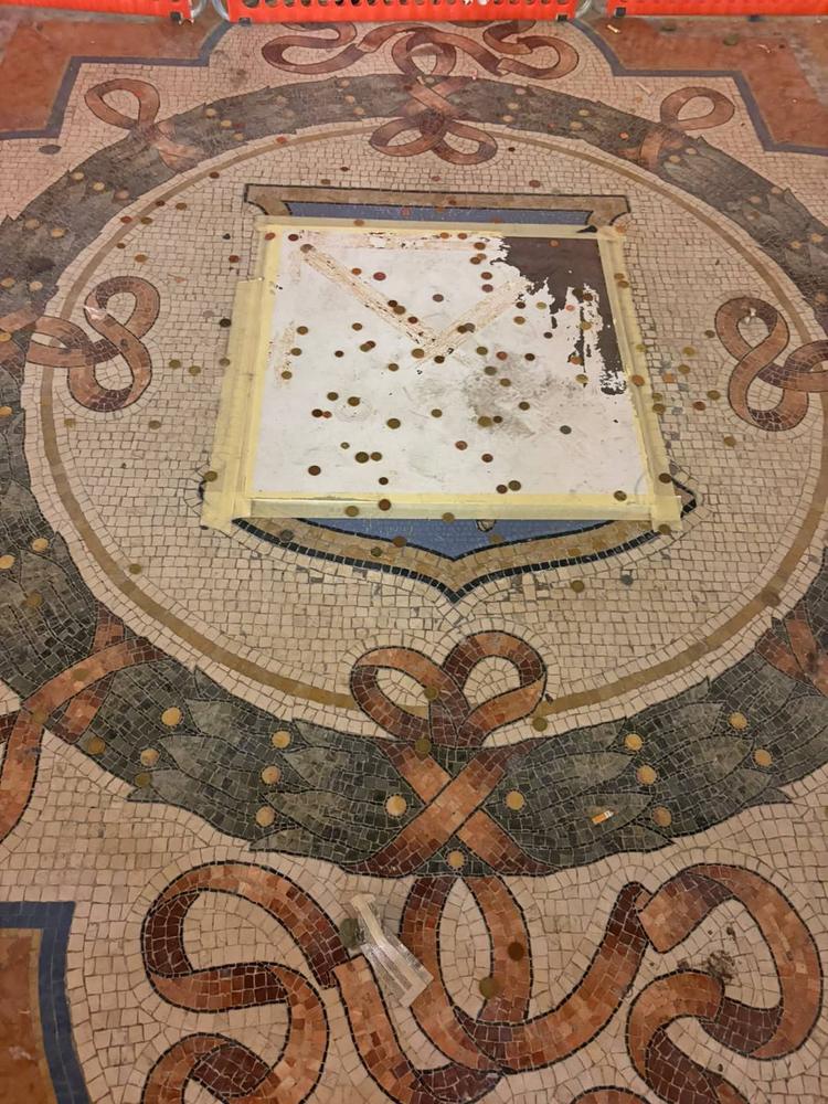 Il Comune copre il Toro “senza testicoli” della Galleria e i turisti lanciano le monetine
