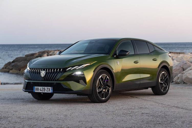 Il test al volante della nuova 408: stile, sostanza e anche tanto comfort