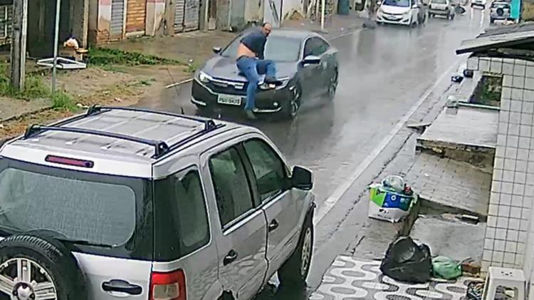 Advogada que arrastou oficial de justiça no capô do carro em Caruaru tem prisão domiciliar decretada